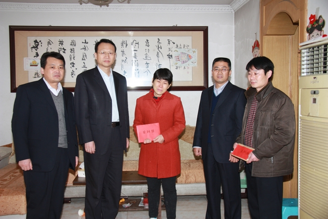 李合军总经理看望慰问困难职工