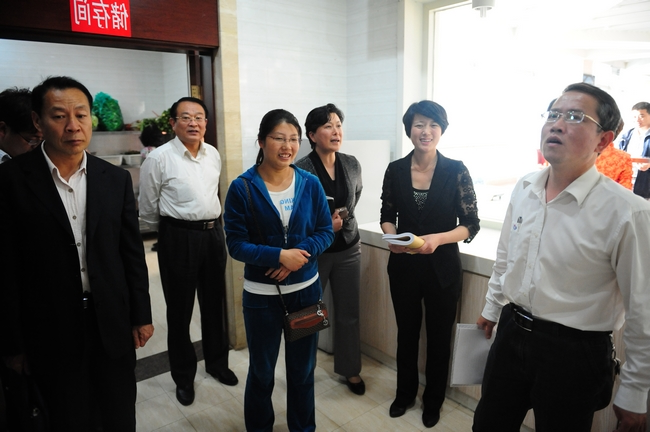 集团公司邀请市疾控中心领导及专家检查指导食堂餐饮安全工作