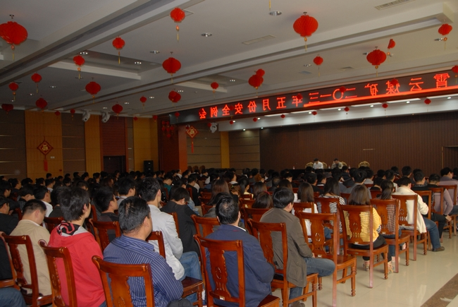 霄云煤矿召开五月份安全例会