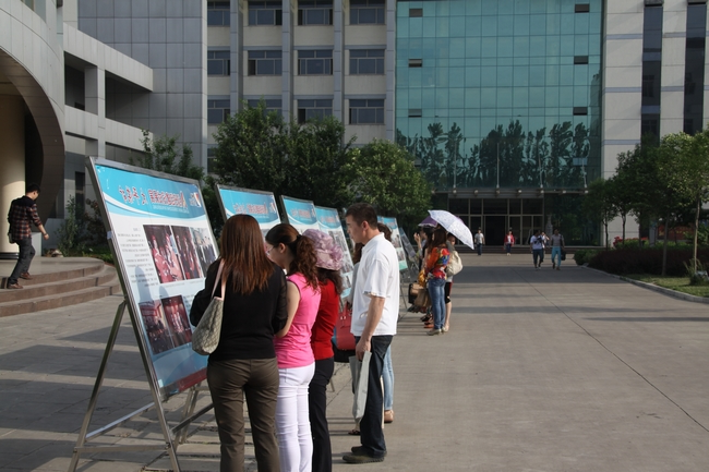 集团公司A级班组建设成果展受到花园煤矿职工青睐