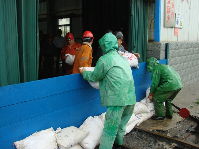 霄云煤矿成功举行矿井防汛抢险应急撤人演练