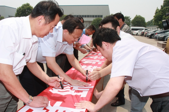 鲁泰煤业公司召开2012-2013年度冬春百日安全竞赛活动总结表彰暨安全生产月动员大会