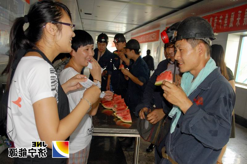 霄云煤矿组织开展井口送清凉及安全知识有奖竞答活动