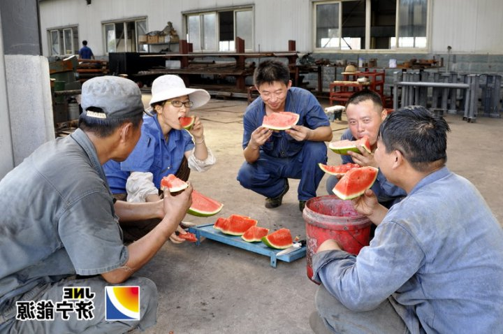 花园煤矿机修厂西瓜天天发，职工心里爽