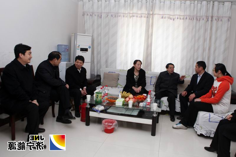 梅永红到十八大代表潘兴喜家走访慰问