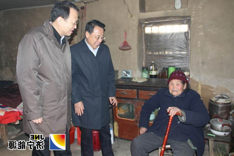 李合军到曲阜市西夏侯村慰问困难群众