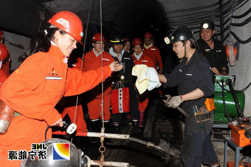 鹿洼煤矿志愿者下井慰问一线工人