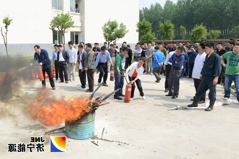 霄云煤矿举行消防演练