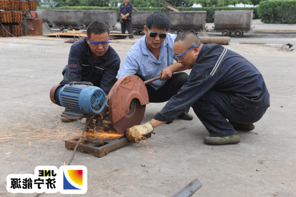 鹿洼煤矿运转工区率先组织维修工实际操作考试