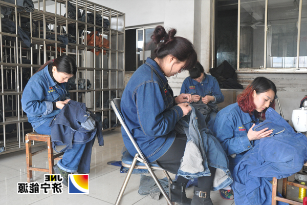 花园煤矿:团委开展“致最亲爱的矿工·爱心缝补”活动