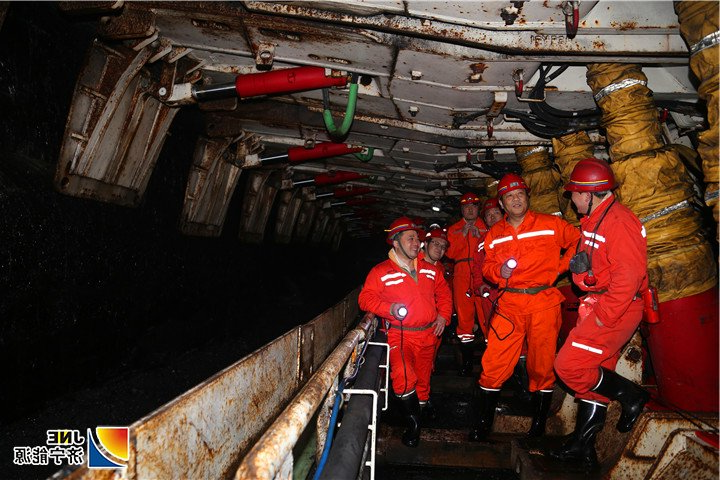 1555653867491853.jpg 2018年1月25日-济宁能源党委副书记、总经理张广宇在朱家峁煤矿101工作面调研智慧矿山建设情况.jpg