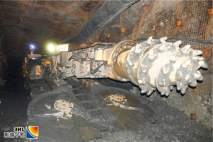 1555653910143295.jpg 提高劳动效率。综掘机的投入使用,实现了炮掘向综掘的转变,生产效率大幅提高,工人劳动强度有效降低.jpg