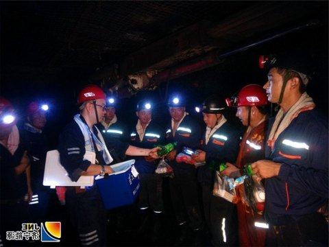 花园煤矿开展“对照一线找差距，夏送清凉到井下”活动