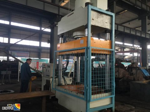 为压力机穿上新“防护衣”  运河煤机电修理厂党支部解难分忧