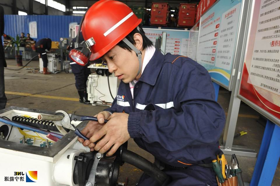 1573787292463839.jpg 2019年11月14日,从普通工人到“技能状元”的精彩跨越---记集团公司2019年职技术比武采掘电钳工状元 王超(运河煤矿 单贝).jpg