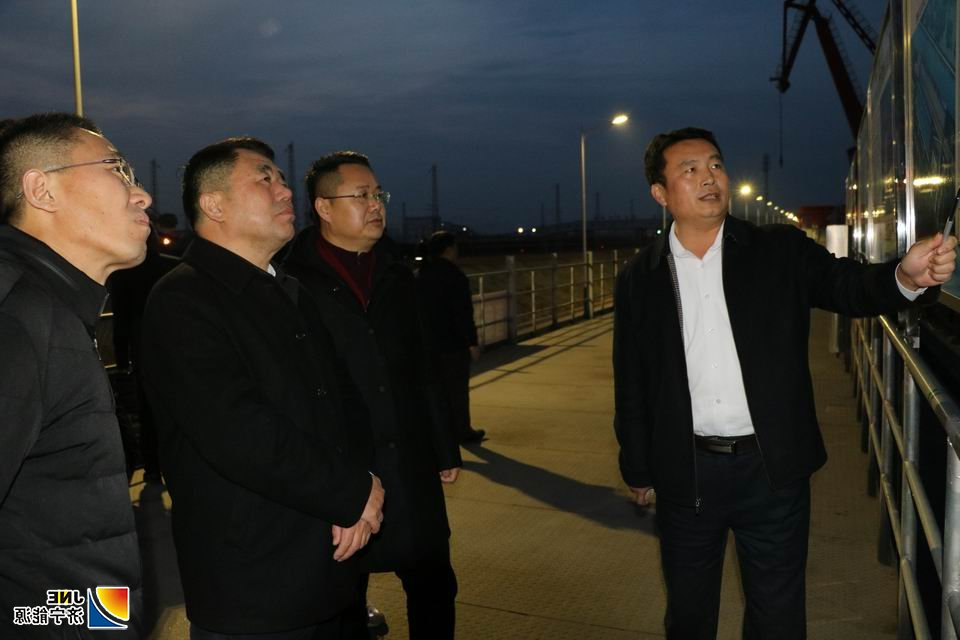 2019年12月12日，李明富陪同鲁能集团客人参观考察铁水联运项目1.jpg