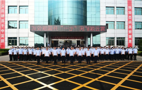 霄云煤矿隆重举行庆“七一”升旗仪式