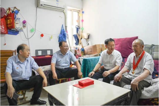 集团公司领导带队走访慰问困难党员和老党员