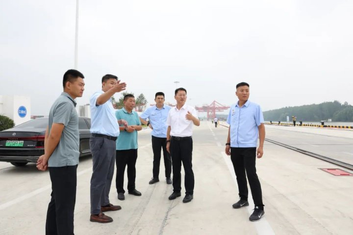 王崇景到相关企业督导重点项目建设情况