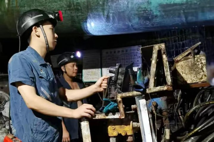 效率翻倍！阳城煤电发明钻机打锚杆装置