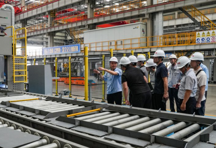 现代重工尾浦船厂客人参观新能船业，共谋绿智发展