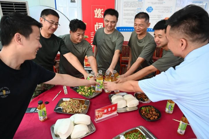 “光荣餐”致敬老兵职工，济宁能源集团开展“庆八一”活动