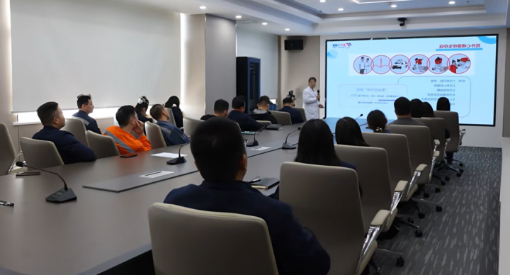 龙拱港应急技能“实战课”开讲！专业指导让安全守护更有力